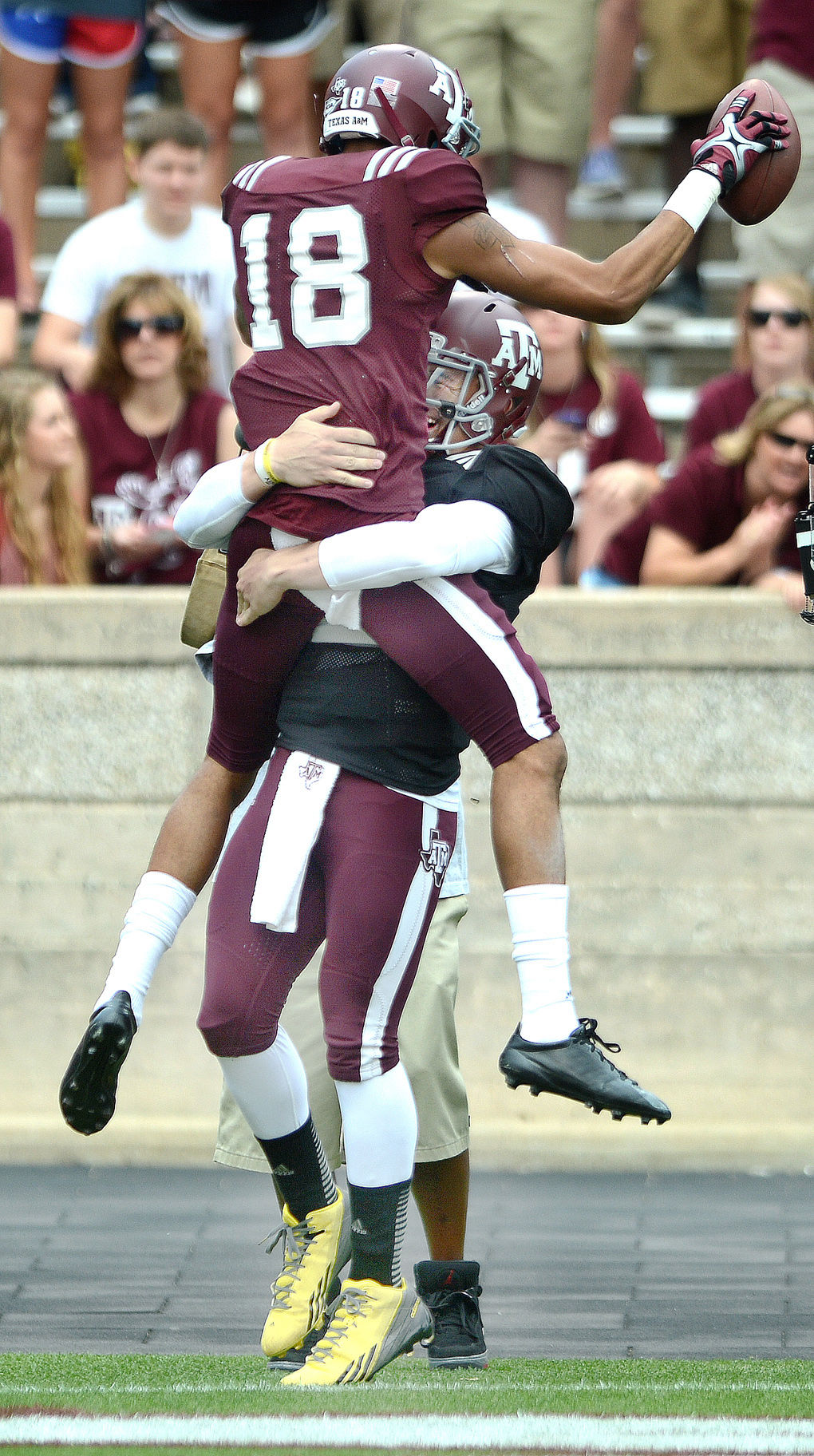 Manziel, first-team offense looks solid in Maroon & White Game